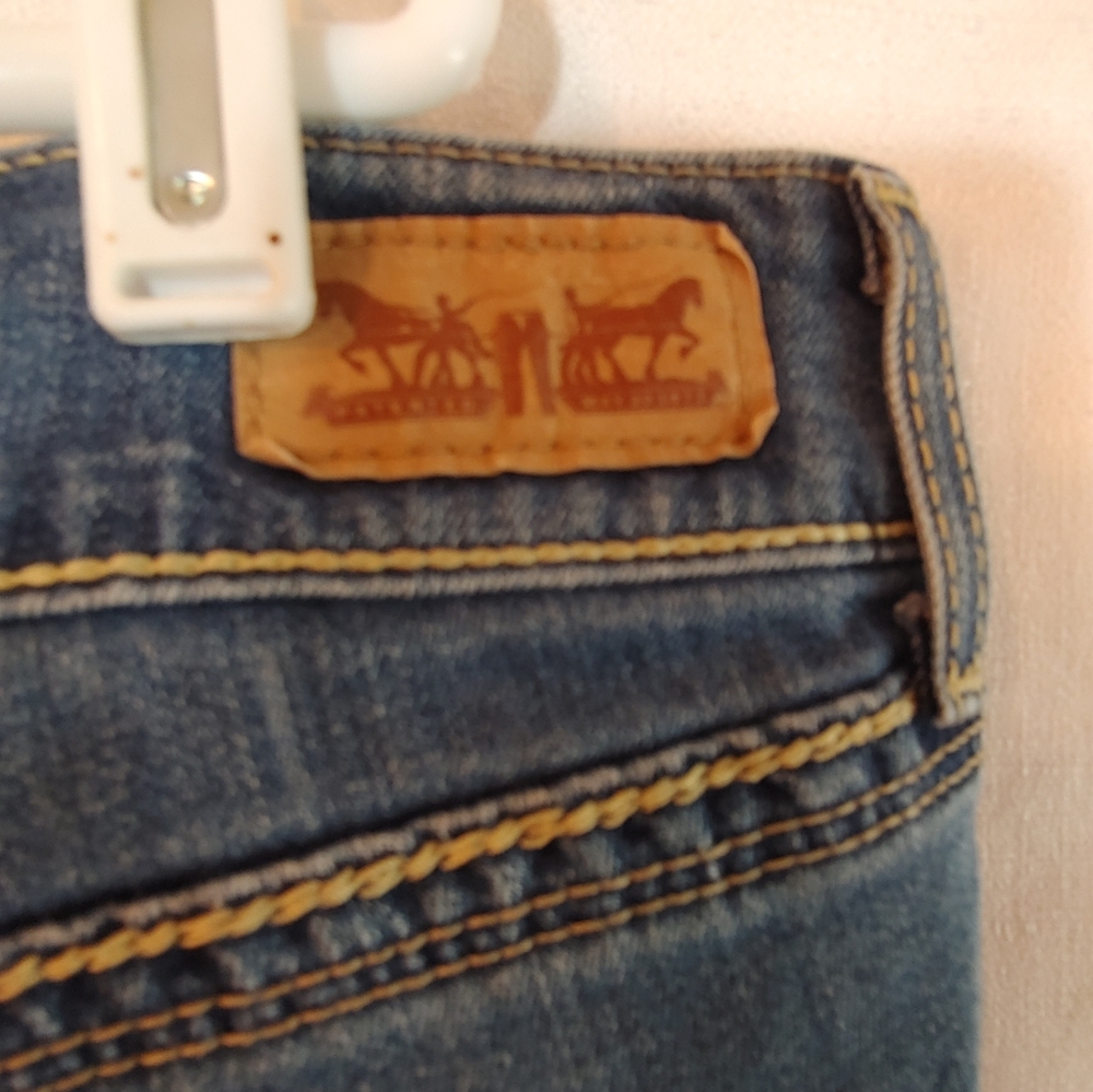Levi's Medium Wash 2 Button Fly Denim Capris - Picture 6 of 8